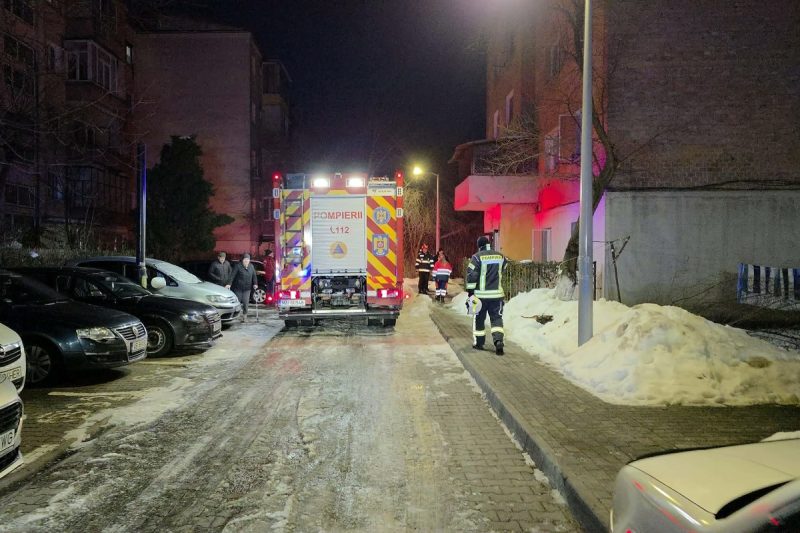 Bloc avariat după explozie Alba Iulia, pompieri evacuând locatari în urma incidentului cu arsuri grave și evacuare bloc completă | sursa foto: PlayTech Bloc avariat după explozie Alba Iulia, pompieri evacuând locatari în urma incidentului cu arsuri grave și evacuare bloc completă | sursa foto: PlayTech