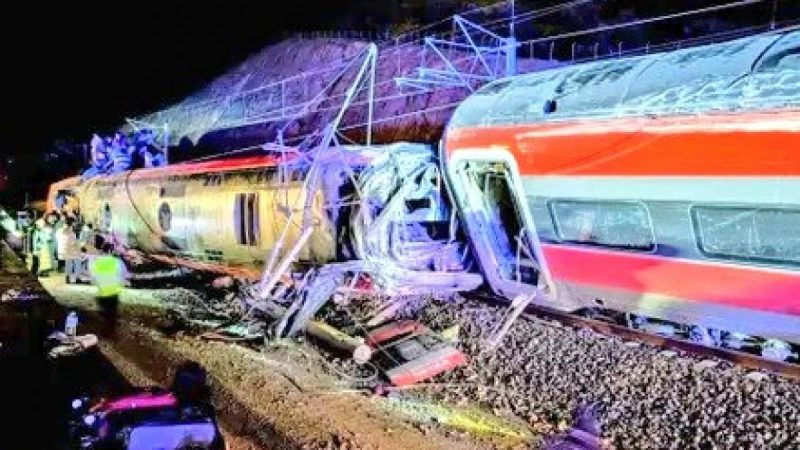 Vagoane deraiate ale trenului mare viteză în Spania, salvatori intervenind pentru victime accident feroviar în noapte la locul deraierei tren mare viteză. | sursa foto: PlayTech Vagoane deraiate ale trenului mare viteză în Spania, salvatori intervenind pentru victime accident feroviar în noapte la locul deraierei tren mare viteză. | sursa foto: PlayTech