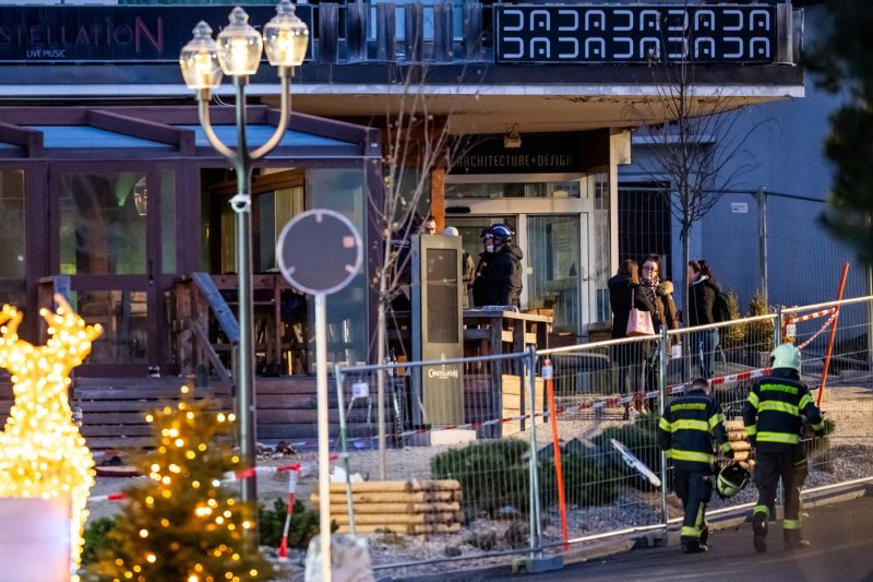 Fațada barului din Crans-Montana cuprinsă de flăcări după explozie bar Elveția, echipe de urgență asistând victime explozie, anchetă explozie în curs. | sursa foto: PlayTech Fațada barului din Crans-Montana cuprinsă de flăcări după explozie bar Elveția, echipe de urgență asistând victime explozie, anchetă explozie în curs. | sursa foto: PlayTech