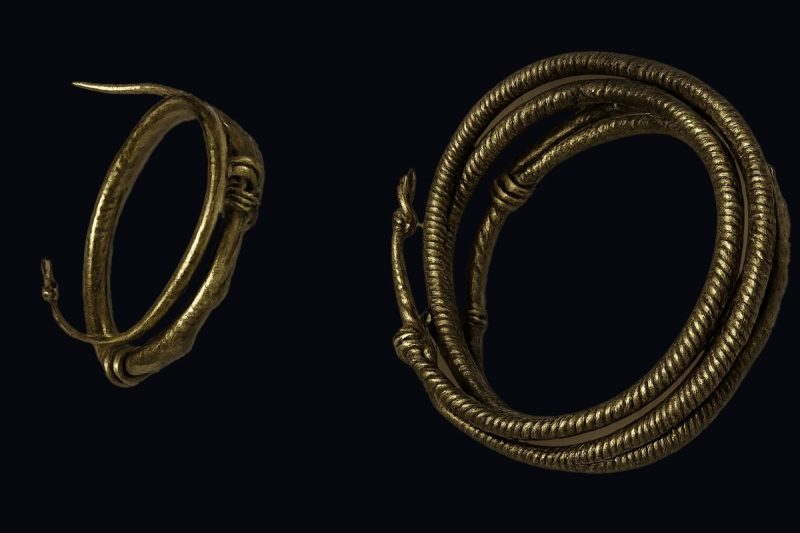 Coliere de aur, inele din fier și topoare din bronz din comoară aur România, datând din Epoca Bronzului și Epoca Fierului, expuse în muzeu. | sursa foto: PlayTech Coliere de aur, inele din fier și topoare din bronz din comoară aur România, datând din Epoca Bronzului și Epoca Fierului, expuse în muzeu. | sursa foto: PlayTech