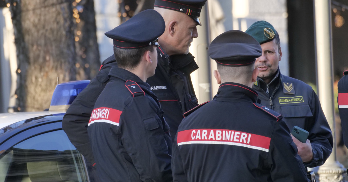 Negociatori ostatici discutând în fața băncii din Napoli unde hoții au luat ostatici angajați și clienți în timpul unui jaf bancar eșuat. | sursa foto: Digi24 Negociatori ostatici discutând în fața băncii din Napoli unde hoții au luat ostatici angajați și clienți în timpul unui jaf bancar eșuat. | sursa foto: Digi24