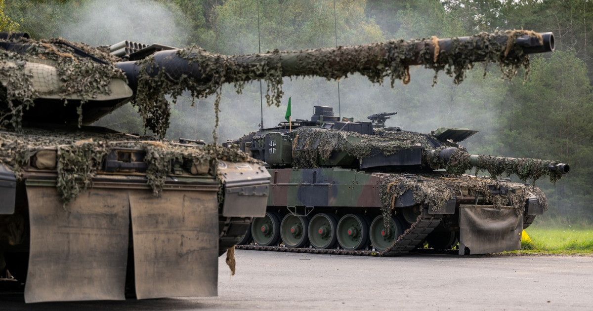 Tancuri occidentale Ucraina Leopard staționate în pădure, folosite pentru remorcarea echipamentelor în război modern Ucraina dominat de drone militare. | sursa foto: Digi24 Tancuri occidentale Ucraina Leopard staționate în pădure, folosite pentru remorcarea echipamentelor în război modern Ucraina dominat de drone militare. | sursa foto: Digi24