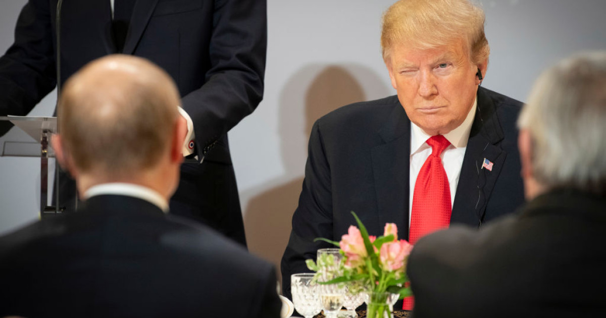 Donald Trump semnând legea cu sancțiuni Rusia extinse, cu portretul lui Vladimir Putin în fundal pe ecran digital | sursa foto: Digi24 Donald Trump semnând legea cu sancțiuni Rusia extinse, cu portretul lui Vladimir Putin în fundal pe ecran digital | sursa foto: Digi24