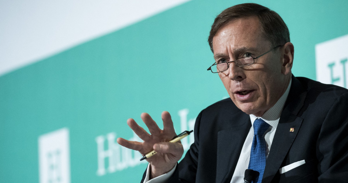 Generalul David Petraeus vorbind la o conferință despre viitorul războiului și necesitatea schimbării forțelor armate NATO în contextul atacurilor hibride Rusia. | sursa foto: Digi24 Generalul David Petraeus vorbind la o conferință despre viitorul războiului și necesitatea schimbării forțelor armate NATO în contextul atacurilor hibride Rusia. | sursa foto: Digi24