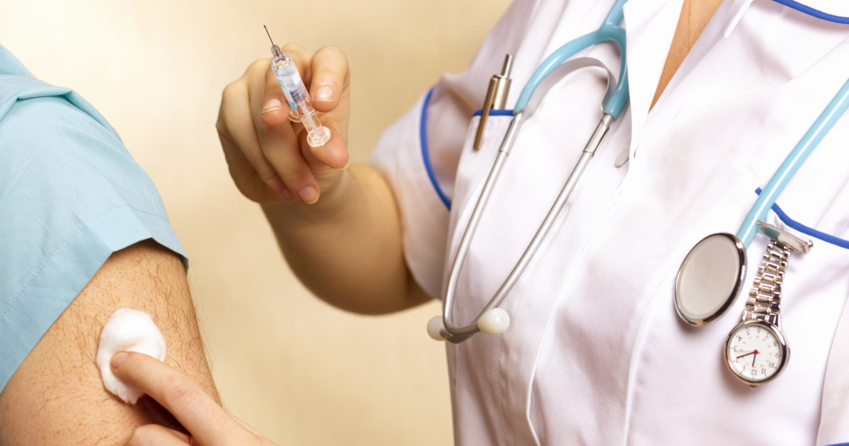 Grafic cu evoluția ratei vaccinării România în scădere și creșterea alarmantă a cazurilor de tuse convulsivă și rujeolă în 2024. | sursa foto: Digi24 Grafic cu evoluția ratei vaccinării România în scădere și creșterea alarmantă a cazurilor de tuse convulsivă și rujeolă în 2024. | sursa foto: Digi24