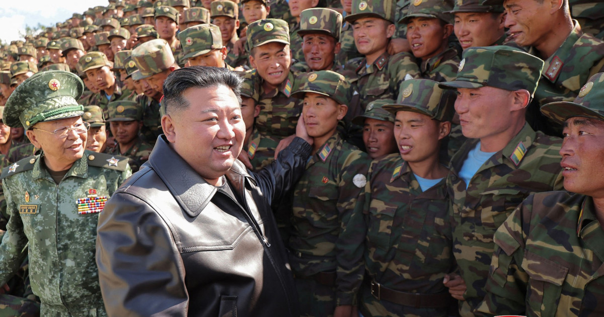 Liderul Kim Jong Un decorând soldați nord-coreeni Ucraina, evidențiind pierderi militare și implicare Coreea de Nord război în regiunea Kursk. | sursa foto: Digi24 Liderul Kim Jong Un decorând soldați nord-coreeni Ucraina, evidențiind pierderi militare și implicare Coreea de Nord război în regiunea Kursk. | sursa foto: Digi24