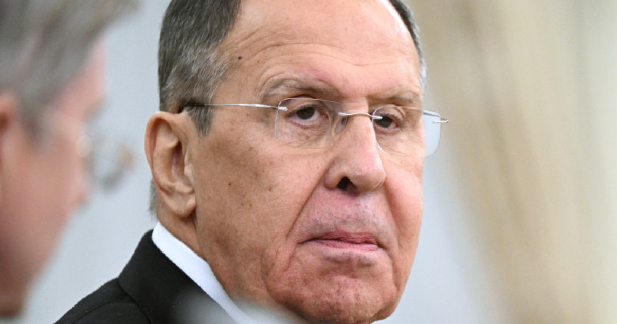 Serghei Lavrov vorbind la conferință despre negocieri pace Ucraina fără încetare foc în conflict Ucraina Rusia, cu steaguri diplomatice în fundal | sursa foto: Digi24 Serghei Lavrov vorbind la conferință despre negocieri pace Ucraina fără încetare foc în conflict Ucraina Rusia, cu steaguri diplomatice în fundal | sursa foto: Digi24