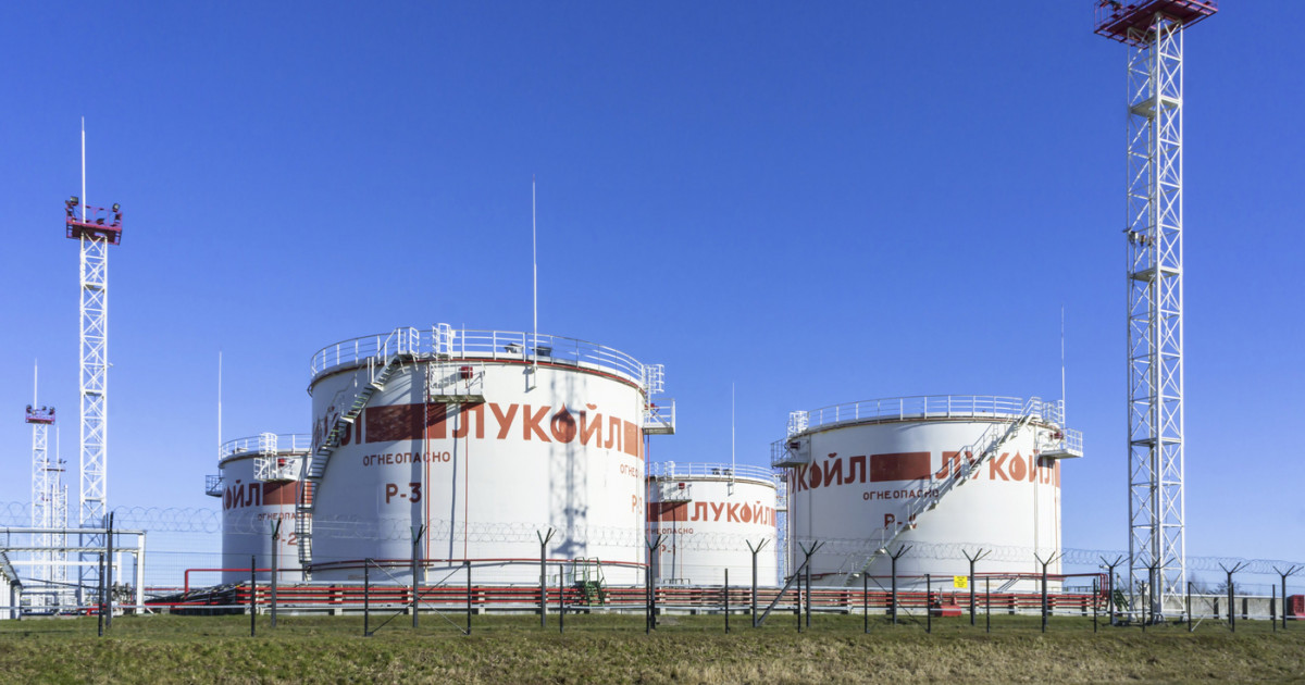 Rafinăria Tuapse în flăcări după atacul cu drone ucrainene, afectând porturile rusești export petrol de pe coasta Mării Negre. | sursa foto: Digi24 Rafinăria Tuapse în flăcări după atacul cu drone ucrainene, afectând porturile rusești export petrol de pe coasta Mării Negre. | sursa foto: Digi24