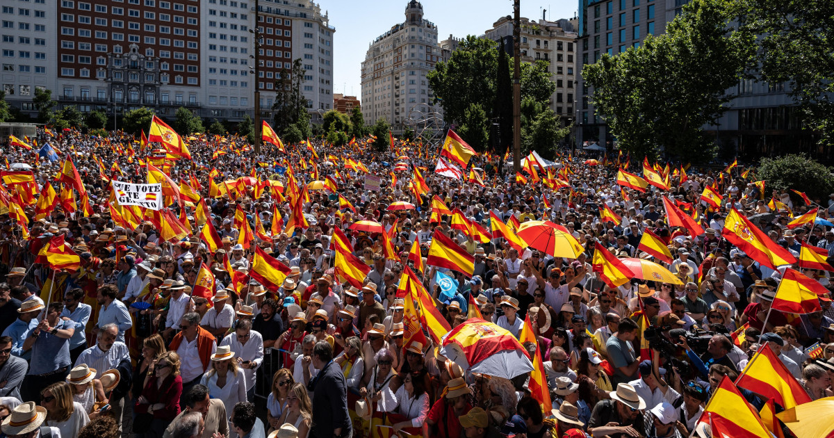 Zeci de mii de manifestanți la proteste Madrid în fața reședinței lui Pedro Sanchez, încercând să forțeze cordonul securitate. | sursa foto: Digi24 Zeci de mii de manifestanți la proteste Madrid în fața reședinței lui Pedro Sanchez, încercând să forțeze cordonul securitate. | sursa foto: Digi24
