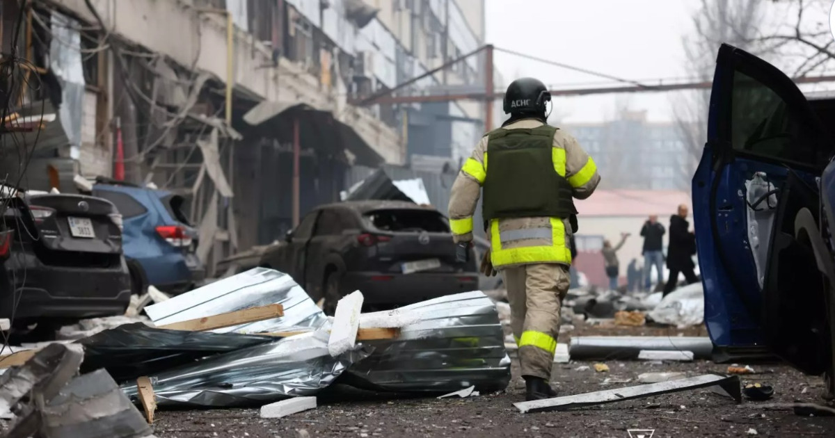 Locuitori evacuându-și casele în nordul Ucrainei, în apropierea frontierei cu Rusia, după bombardamente rusești intense. | sursa foto: Digi24 Locuitori evacuându-și casele în nordul Ucrainei, în apropierea frontierei cu Rusia, după bombardamente rusești intense. | sursa foto: Digi24