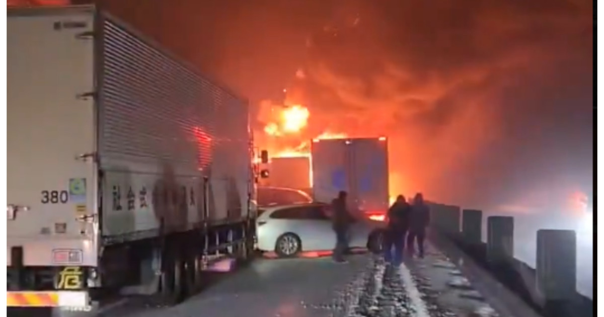 Carambol autostradă în Japonia cu peste 50 de vehicule implicate, mașini în flăcări și pompieri intervenind la incendiu mașini. | sursa foto: Digi24 Carambol autostradă în Japonia cu peste 50 de vehicule implicate, mașini în flăcări și pompieri intervenind la incendiu mașini. | sursa foto: Digi24