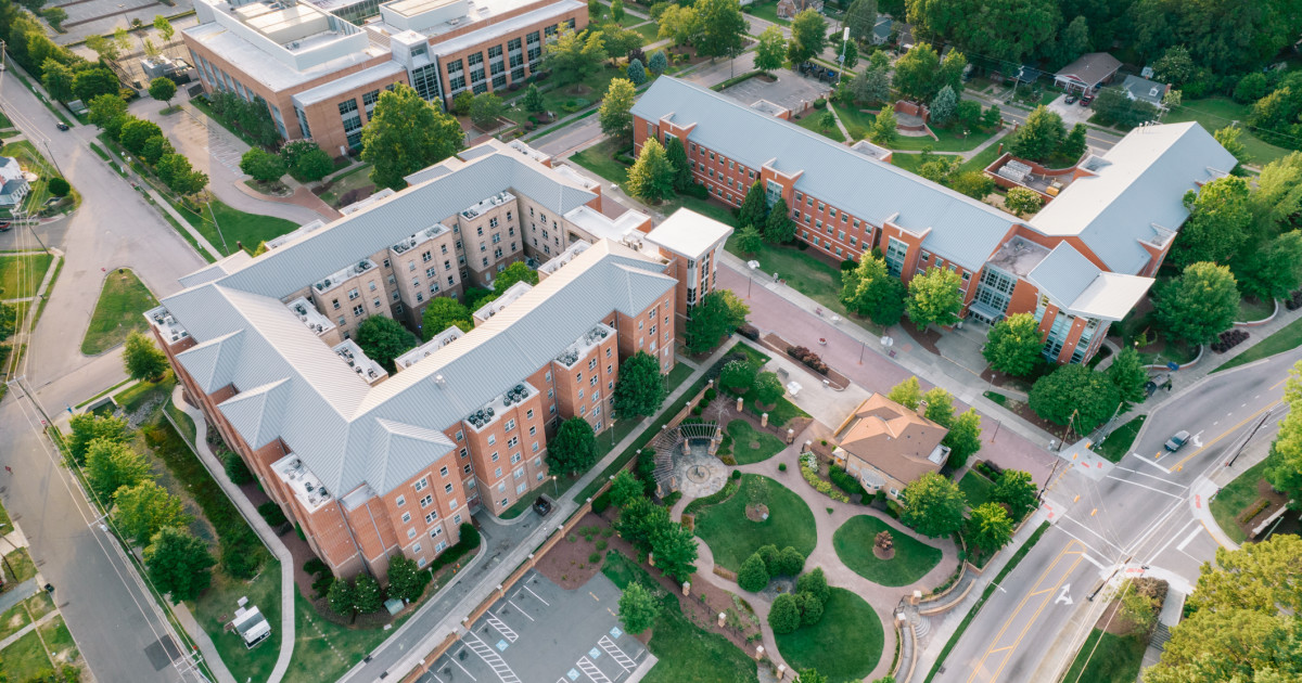 Studenți protestând în campus universitar cu pancarte pro-palestiniene în contextul investigațiilor admitere și administrația Trump universități. | sursa foto: Digi24 Studenți protestând în campus universitar cu pancarte pro-palestiniene în contextul investigațiilor admitere și administrația Trump universități. | sursa foto: Digi24
