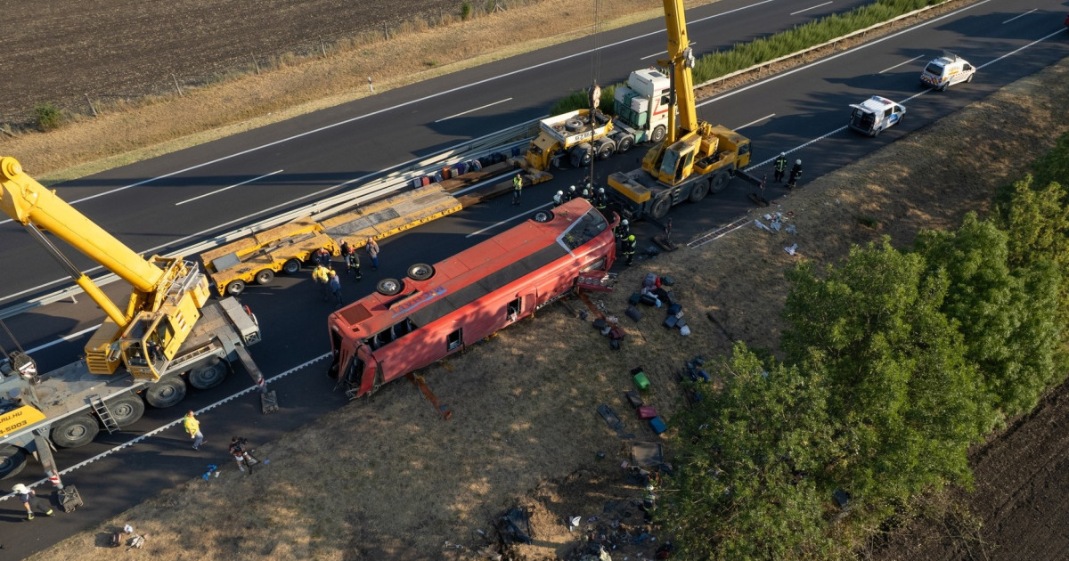 Autocar avariat pe marginea autostrăzii M3 în Ungaria după accident autocar Ungaria cu victime accident rutier și arest șofer preventiv | sursa foto: Digi24 Autocar avariat pe marginea autostrăzii M3 în Ungaria după accident autocar Ungaria cu victime accident rutier și arest șofer preventiv | sursa foto: Digi24