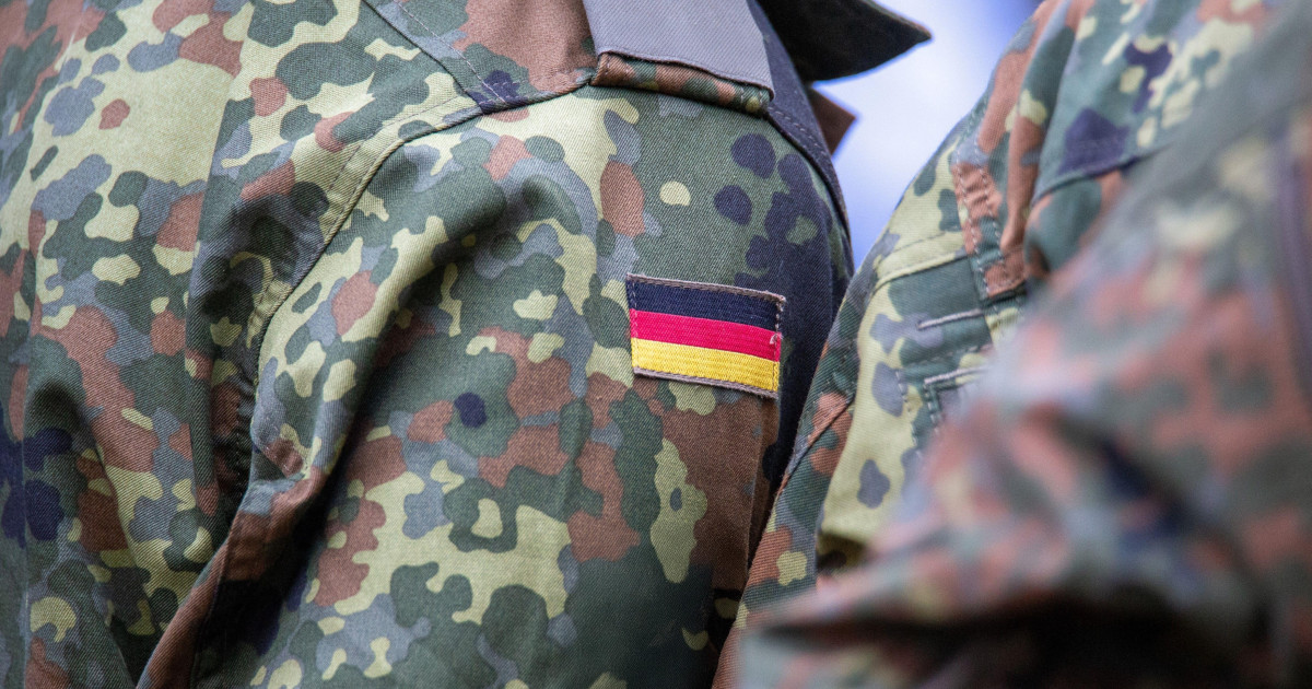 Soldați militari Germania în uniformă Bundeswehr desfășurând exerciții de antrenament în câmp deschis, simbol al recrutării militare active | sursa foto: Digi24 Soldați militari Germania în uniformă Bundeswehr desfășurând exerciții de antrenament în câmp deschis, simbol al recrutării militare active | sursa foto: Digi24