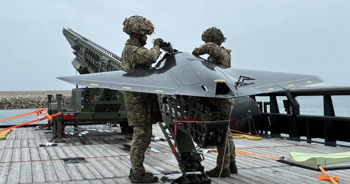 Drona britanică Nyan în zbor deasupra terenului, ilustrând utilizarea dronelor britanice Ucraina și amenințări Rusia în sprijin militar Marea Britanie. | sursa foto: Digi24 Drona britanică Nyan în zbor deasupra terenului, ilustrând utilizarea dronelor britanice Ucraina și amenințări Rusia în sprijin militar Marea Britanie. | sursa foto: Digi24