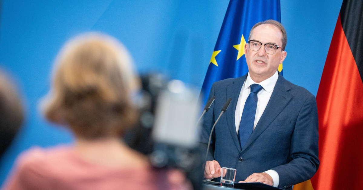 Ascunzătoare arme Berlin într-o zonă împădurită cu muniție și pistoale scoase din uz, legate de spionaj România și atacuri planificate. | sursa foto: Digi24 Ascunzătoare arme Berlin într-o zonă împădurită cu muniție și pistoale scoase din uz, legate de spionaj România și atacuri planificate. | sursa foto: Digi24