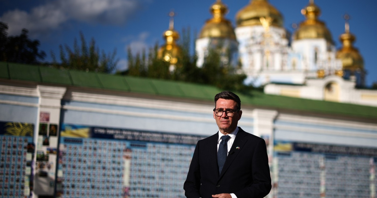 Prim-ministrul britanic Andy Burnham discutând cu oficiali ucraineni în timpul vizitei la Kiev privind sprijinul militar în război Ucraina și conflict Rusia-Ucraina. | sursa foto: Digi24 Prim-ministrul britanic Andy Burnham discutând cu oficiali ucraineni în timpul vizitei la Kiev privind sprijinul militar în război Ucraina și conflict Rusia-Ucraina. | sursa foto: Digi24