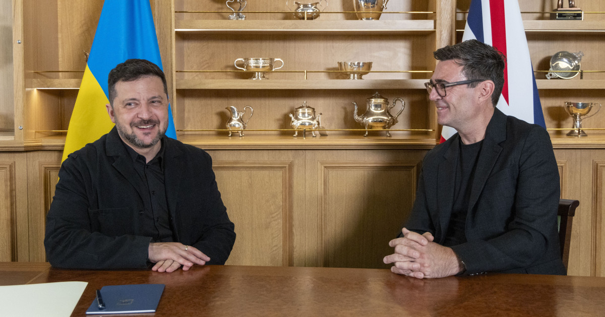 Prim-ministrul britanic Andy Burnham discutând cu oficiali ucraineni lângă planuri tehnice pentru rachete rază lungă Scalp, sprijin Marea Britanie Ucraina în contextul tensiunilor Rusia Ucraina. | sursa foto: Digi24 Prim-ministrul britanic Andy Burnham discutând cu oficiali ucraineni lângă planuri tehnice pentru rachete rază lungă Scalp, sprijin Marea Britanie Ucraina în contextul tensiunilor Rusia Ucraina. | sursa foto: Digi24