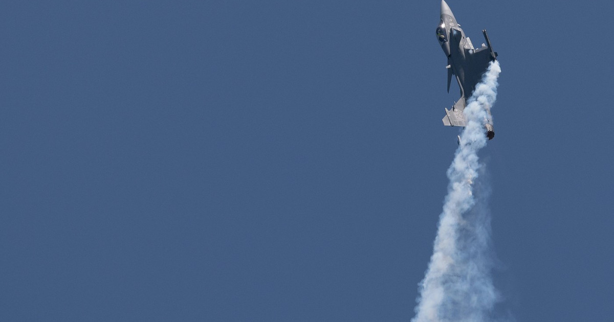 Avion de vânătoare prăbușit lângă Szolnok, Ungaria, cu pilot catapultat în siguranță în urma accidentului aviatic Ungaria. | sursa foto: Digi24 Avion de vânătoare prăbușit lângă Szolnok, Ungaria, cu pilot catapultat în siguranță în urma accidentului aviatic Ungaria. | sursa foto: Digi24