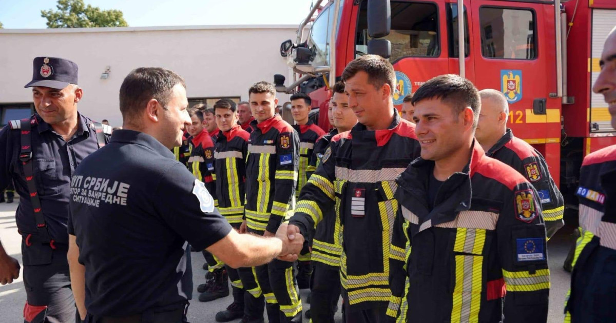 Pompieri români Serbia în misiune umanitară sting incendii vegetație cu autospeciale și elicopter Black Hawk în zone afectate din Serbia. | sursa foto: Digi24 Pompieri români Serbia în misiune umanitară sting incendii vegetație cu autospeciale și elicopter Black Hawk în zone afectate din Serbia. | sursa foto: Digi24