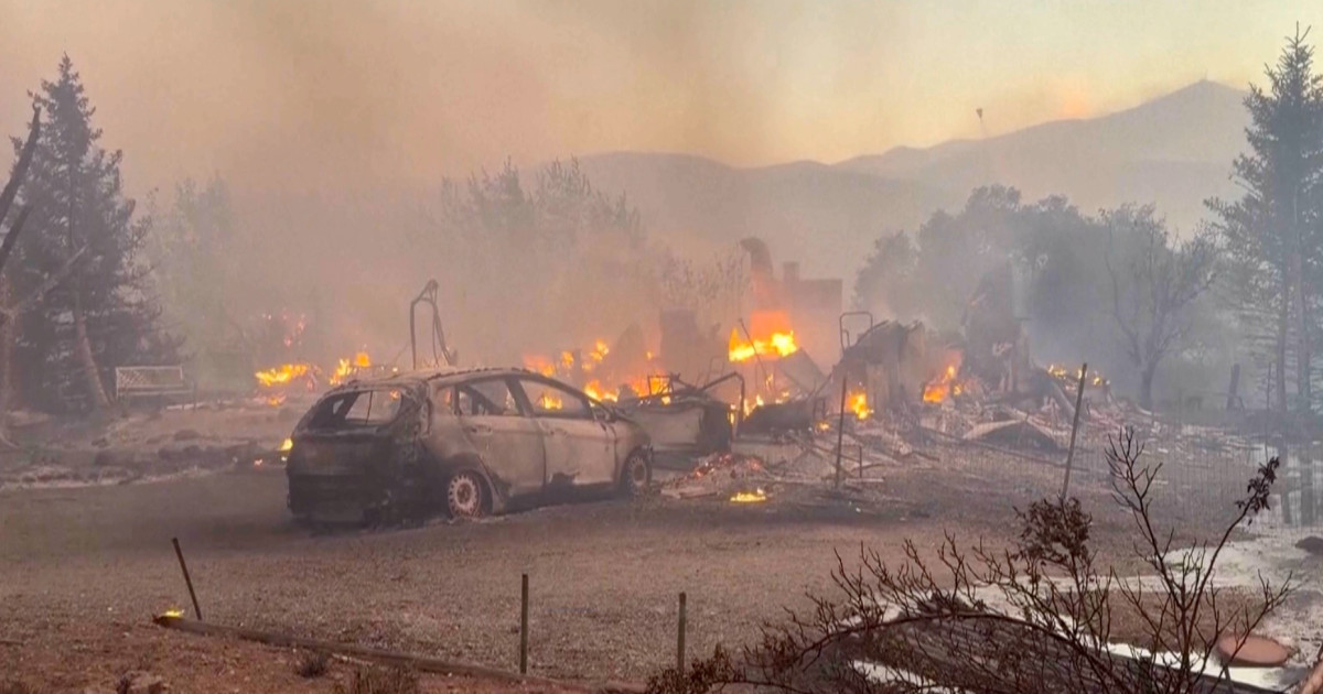 Flăcări și nori groși de fum pe munții Sierra Nevada, pompieri intervenind în incendiul vegetație Nevada, evacuare populație în curs. | sursa foto: Digi24 Flăcări și nori groși de fum pe munții Sierra Nevada, pompieri intervenind în incendiul vegetație Nevada, evacuare populație în curs. | sursa foto: Digi24