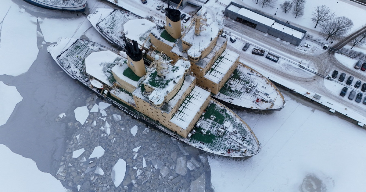 Spărgătoare de gheață finlandeză navigând prin apele înghețate ale Arcticii, simbol al securității arctice și cooperării SUA-Finlanda. | sursa foto: Digi24 Spărgătoare de gheață finlandeză navigând prin apele înghețate ale Arcticii, simbol al securității arctice și cooperării SUA-Finlanda. | sursa foto: Digi24