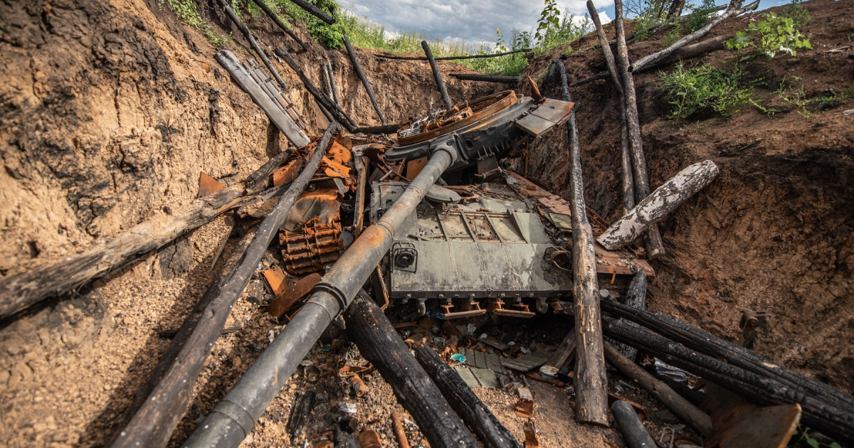 Soldați ucraineni inspectând echipament militar distrus pe câmpul de luptă, ilustrând pierderi militare Rusia-Ucraina și victime soldați. | sursa foto: Digi24 Soldați ucraineni inspectând echipament militar distrus pe câmpul de luptă, ilustrând pierderi militare Rusia-Ucraina și victime soldați. | sursa foto: Digi24