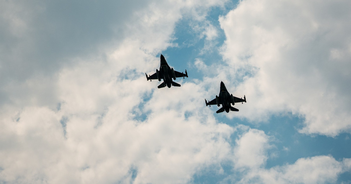 Avion F-16 Ucraina în zbor de luptă, pilot folosind tunul de bord din cauza deficitului de rachete și muniție avioane vânătoare. | sursa foto: Digi24 Avion F-16 Ucraina în zbor de luptă, pilot folosind tunul de bord din cauza deficitului de rachete și muniție avioane vânătoare. | sursa foto: Digi24