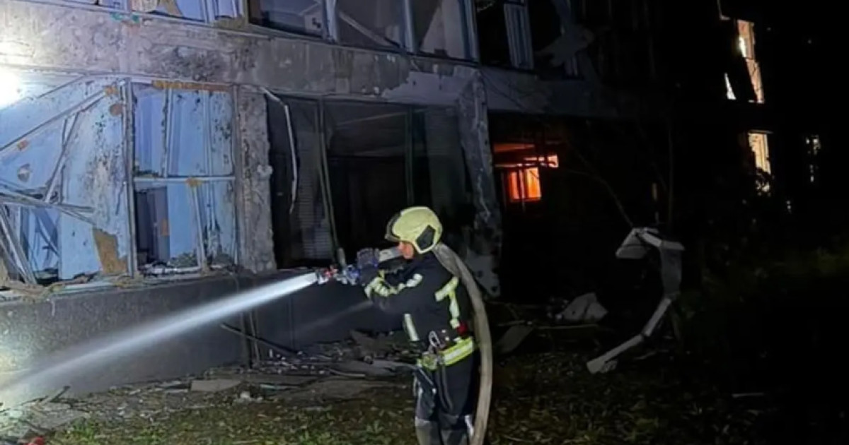 Clădiri avariate și echipaje de intervenție la fața locului după atac rusesc Kiev cu răniți atac Kiev și infrastructură avariată Kiev | sursa foto: Digi24 Clădiri avariate și echipaje de intervenție la fața locului după atac rusesc Kiev cu răniți atac Kiev și infrastructură avariată Kiev | sursa foto: Digi24