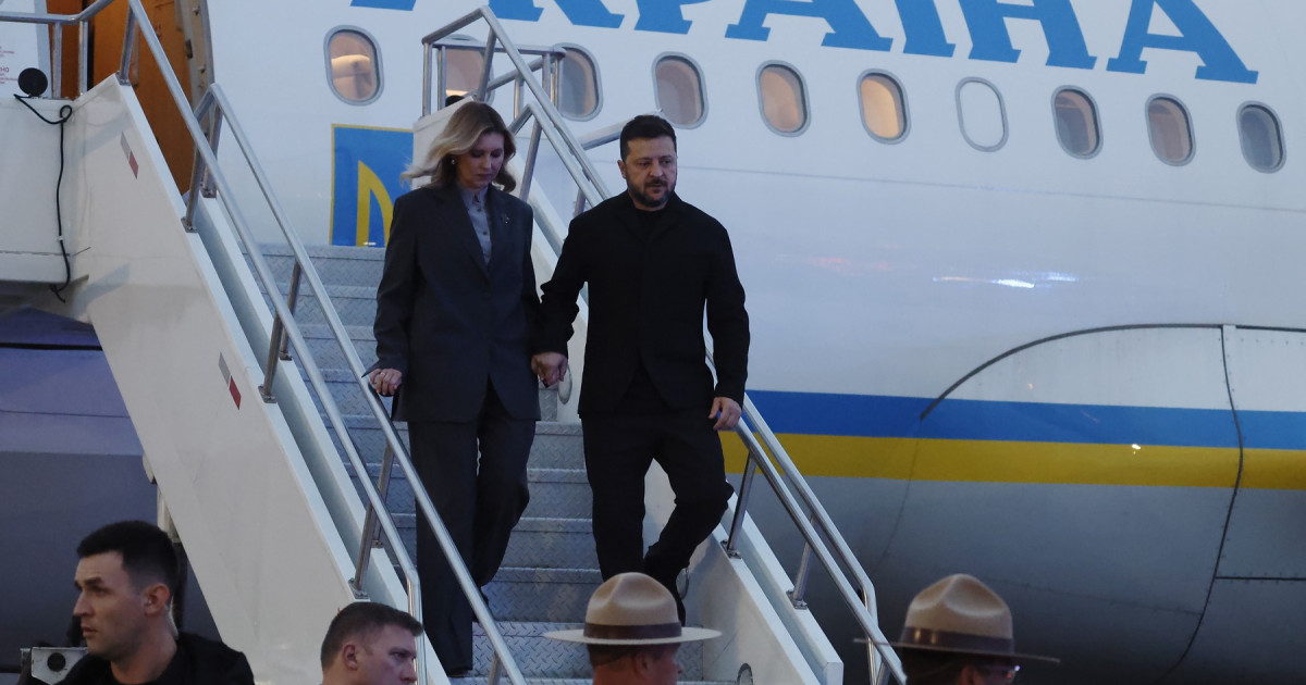 Volodimir Zelenski discutând cu oficiali canadieni despre apărare rachete balistice și cooperare economică în timpul vizitei în Canada | sursa foto: Digi24 Volodimir Zelenski discutând cu oficiali canadieni despre apărare rachete balistice și cooperare economică în timpul vizitei în Canada | sursa foto: Digi24