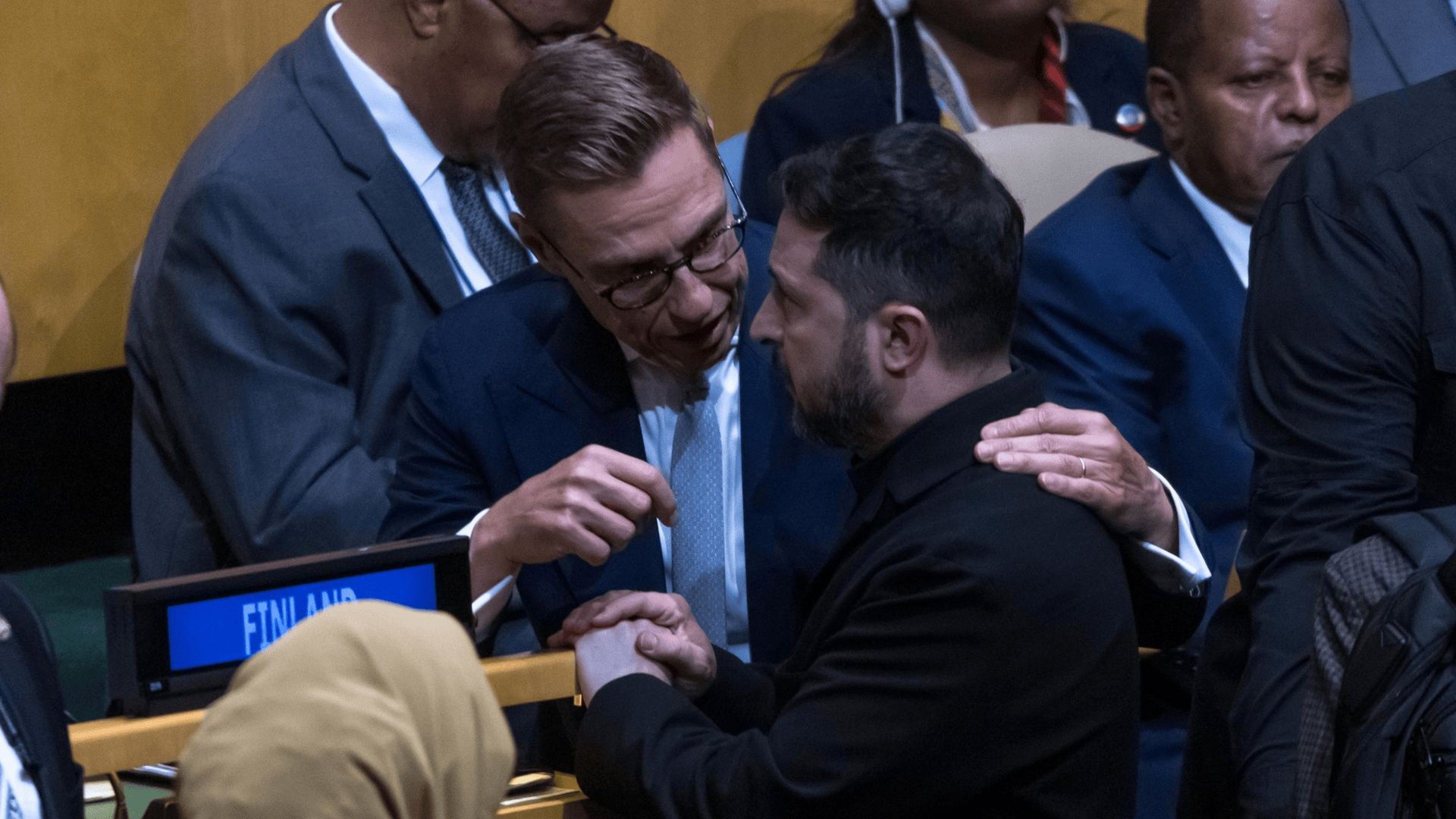 Alexander Stubb și Volodimir Zelenski semnează acordul privind dronele dintre Finlanda și Ucraina la New York | sursa foto: Digi24 Alexander Stubb și Volodimir Zelenski semnează acordul privind dronele dintre Finlanda și Ucraina la New York | sursa foto: Digi24