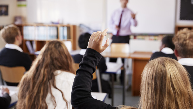 Profesor folosește catalogul electronic pe laptop în clasă, în timp ce elevii urmăresc activitatea în școală din România. | sursa foto: Digi24 Profesor folosește catalogul electronic pe laptop în clasă, în timp ce elevii urmăresc activitatea în școală din România. | sursa foto: Digi24