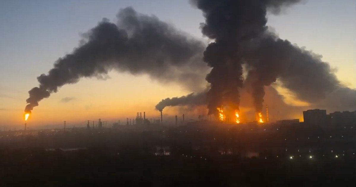 Incendii și fum ridicându-se peste clădiri din Moscova după atacul drone, în ziua alegerilor Duma de Stat cu restricții comunicații mobile. | sursa foto: Digi24 Incendii și fum ridicându-se peste clădiri din Moscova după atacul drone, în ziua alegerilor Duma de Stat cu restricții comunicații mobile. | sursa foto: Digi24