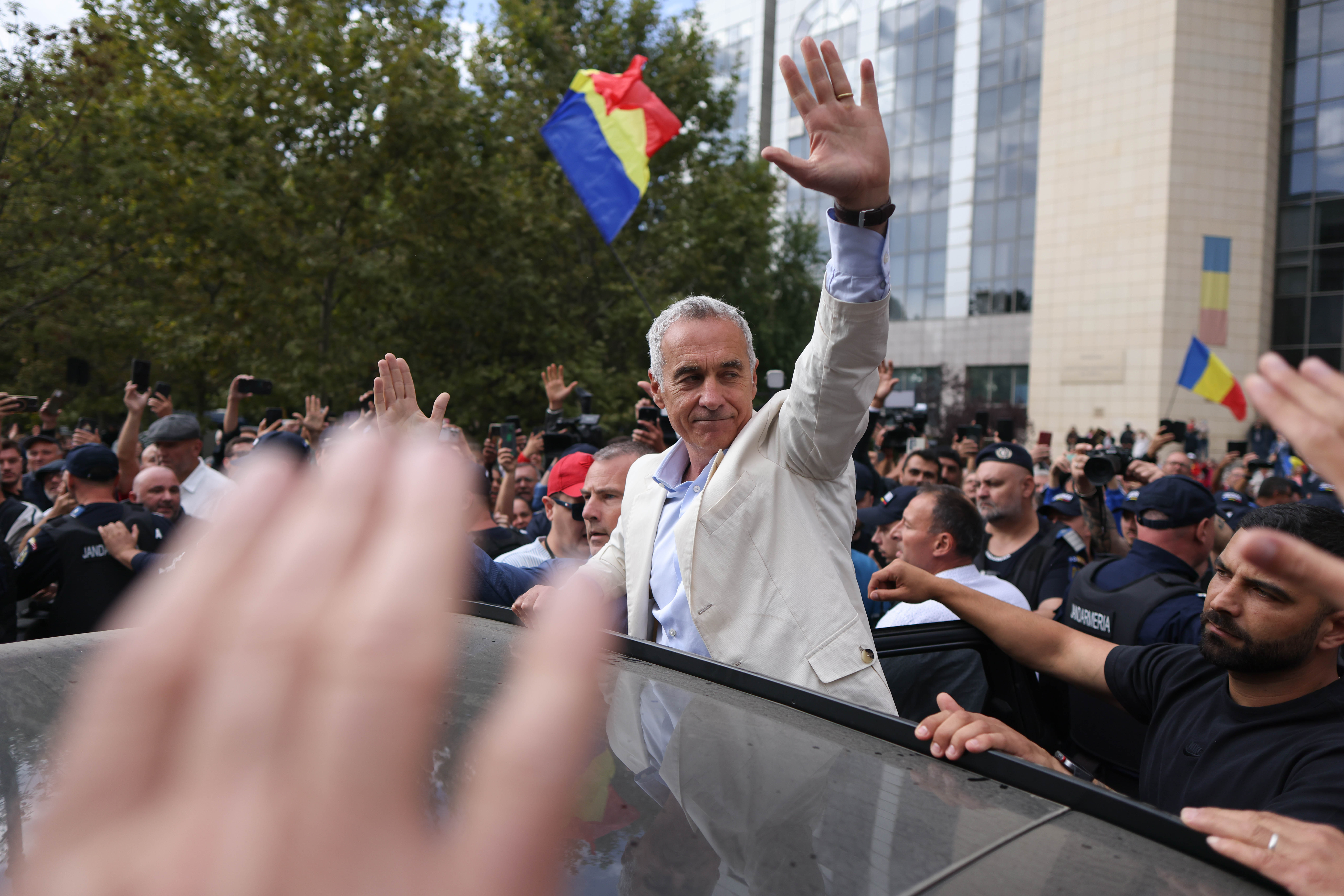 Călin Georgescu iese de la Poliția Buftea după prezentarea săptămânală pentru control judiciar în dosarul DIICOT | sursa foto: Digi24 Călin Georgescu iese de la Poliția Buftea după prezentarea săptămânală pentru control judiciar în dosarul DIICOT | sursa foto: Digi24