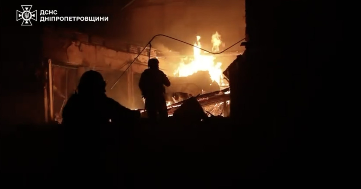 Casă distrusă în Zaporijia după atac Rusia Ucraina cu bombă ghidată, cu victime civile și echipe de salvare la fața locului. | sursa foto: Digi24 Casă distrusă în Zaporijia după atac Rusia Ucraina cu bombă ghidată, cu victime civile și echipe de salvare la fața locului. | sursa foto: Digi24