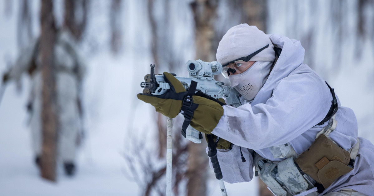Pușcași marini britanici în echipament de iarnă executând antrenament pușcași marini Arctica la Camp Viking Norvegia, în condiții de temperaturi sub -20°C, simulând tensiuni Rusia Arctică. | sursa foto: Digi24 Pușcași marini britanici în echipament de iarnă executând antrenament pușcași marini Arctica la Camp Viking Norvegia, în condiții de temperaturi sub -20°C, simulând tensiuni Rusia Arctică. | sursa foto: Digi24