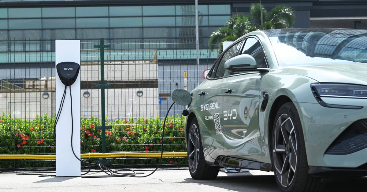 Vehicul electric Tesla oprit la intrarea într-o bază militară poloneză, reflectând interdicția vehicule electrice și riscuri cibernetice vehicule inteligente pentru securitate bazelor militare. | sursa foto: Digi24 Vehicul electric Tesla oprit la intrarea într-o bază militară poloneză, reflectând interdicția vehicule electrice și riscuri cibernetice vehicule inteligente pentru securitate bazelor militare. | sursa foto: Digi24