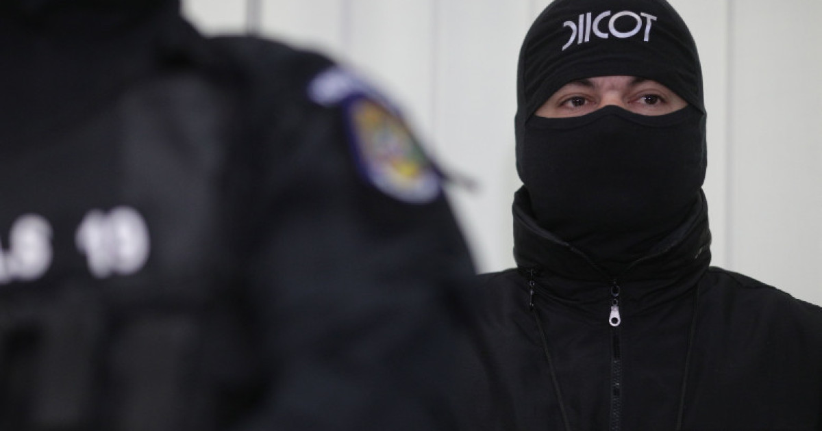 Camion DIICOT oprit în trafic în România, cu pachete confiscate de droguri cocaină și canabis, parte din rețeaua de trafic droguri România. | sursa foto: Digi24 Camion DIICOT oprit în trafic în România, cu pachete confiscate de droguri cocaină și canabis, parte din rețeaua de trafic droguri România. | sursa foto: Digi24