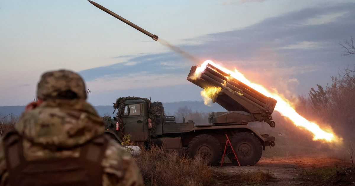 Soldați ruși în uniformă completă în timpul unei sesiuni de instruire militară, ilustrând recrutarea armată Rusia în contextul război Rusia Ucraina și cheltuieli militare Rusia crescute. | sursa foto: Digi24 Soldați ruși în uniformă completă în timpul unei sesiuni de instruire militară, ilustrând recrutarea armată Rusia în contextul război Rusia Ucraina și cheltuieli militare Rusia crescute. | sursa foto: Digi24