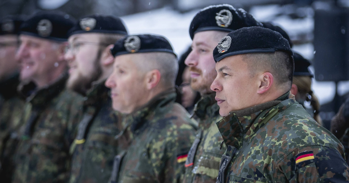 Soldați ai brigăzii 45 blindate germane în echipament complet lângă tancuri în bază militară din Lituania, consolidând securitatea flanc estic NATO. | sursa foto: Digi24 Soldați ai brigăzii 45 blindate germane în echipament complet lângă tancuri în bază militară din Lituania, consolidând securitatea flanc estic NATO. | sursa foto: Digi24