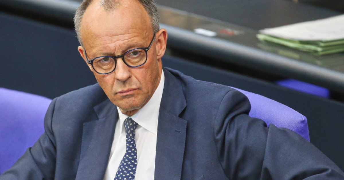 Consilieri germani și ruși discutând în birou oficial despre discuții Germania Rusia și presiunea economică Rusia în contextul conflictului Ucraina. | sursa foto: Digi24 Consilieri germani și ruși discutând în birou oficial despre discuții Germania Rusia și presiunea economică Rusia în contextul conflictului Ucraina. | sursa foto: Digi24
