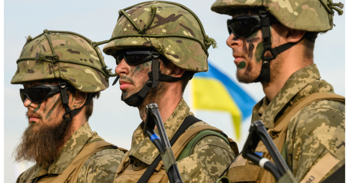 Agent FSB mascat atacând soldat ucrainean într-o zonă industrială, exemplu de capcane amoroase folosite de serviciile secrete rusești pentru asasinat soldați ucraineni. | sursa foto: Digi24 Agent FSB mascat atacând soldat ucrainean într-o zonă industrială, exemplu de capcane amoroase folosite de serviciile secrete rusești pentru asasinat soldați ucraineni. | sursa foto: Digi24