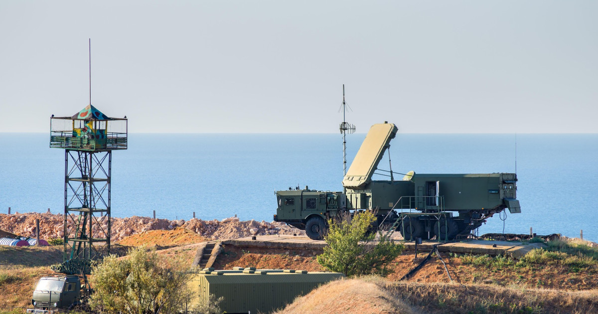 Sistemul S-400 instalat pe teren de antrenament militar, cu avioane F-35 în zbor, ilustrând riscurile pentru securitatea regională. | sursa foto: Digi24 Sistemul S-400 instalat pe teren de antrenament militar, cu avioane F-35 în zbor, ilustrând riscurile pentru securitatea regională. | sursa foto: Digi24