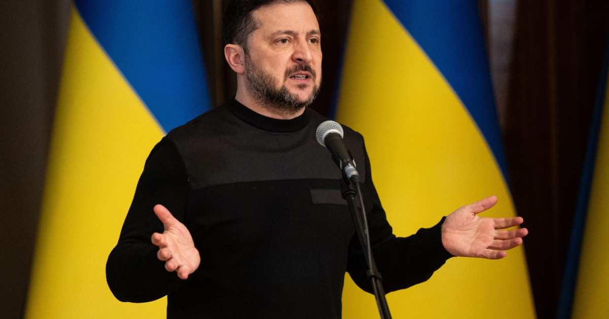 Volodimir Zelenski discursând la o conferință, cu steaguri UE și Ucraina în fundal, simbolizând aderare Ucraina UE, ajutor financiar UE și sancțiuni Rusia. | sursa foto: Digi24 Volodimir Zelenski discursând la o conferință, cu steaguri UE și Ucraina în fundal, simbolizând aderare Ucraina UE, ajutor financiar UE și sancțiuni Rusia. | sursa foto: Digi24