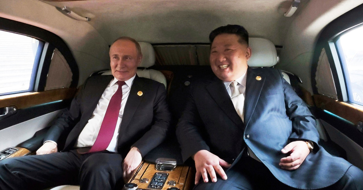 Vladimir Putin și Kim Jong Un discutând în timpul unei întâlniri oficiale, simbolizând alianța Putin Kim și influența China asupra capacităților militare Coreea de Nord. | sursa foto: Digi24 Vladimir Putin și Kim Jong Un discutând în timpul unei întâlniri oficiale, simbolizând alianța Putin Kim și influența China asupra capacităților militare Coreea de Nord. | sursa foto: Digi24