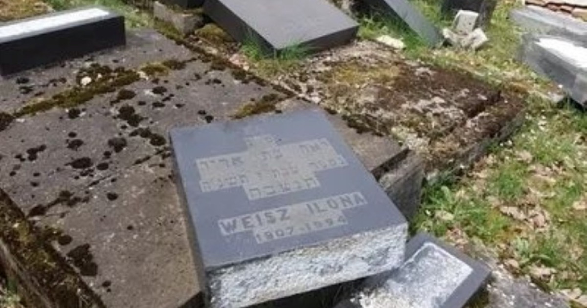Monumente funerare dislocate în cimitirul evreiesc din Reghin, scena profanării cimitir evreiesc, anchetă vandalism și reacții împotriva antisemitismului | sursa foto: Digi24 Monumente funerare dislocate în cimitirul evreiesc din Reghin, scena profanării cimitir evreiesc, anchetă vandalism și reacții împotriva antisemitismului | sursa foto: Digi24