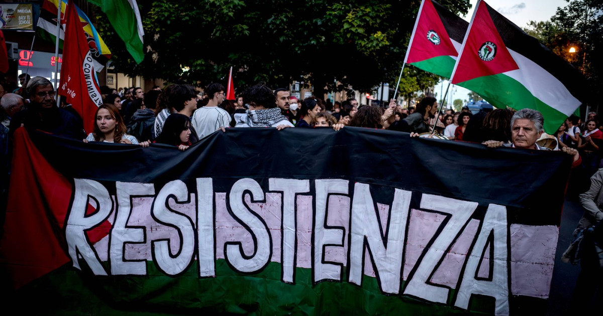 Mulțime de manifestanți europeni cu pancarte și steaguri susțin inițiativa cetățenească pentru suspendare acord UE-Israel din cauza crimelor de război din Gaza. | sursa foto: Digi24 Mulțime de manifestanți europeni cu pancarte și steaguri susțin inițiativa cetățenească pentru suspendare acord UE-Israel din cauza crimelor de război din Gaza. | sursa foto: Digi24