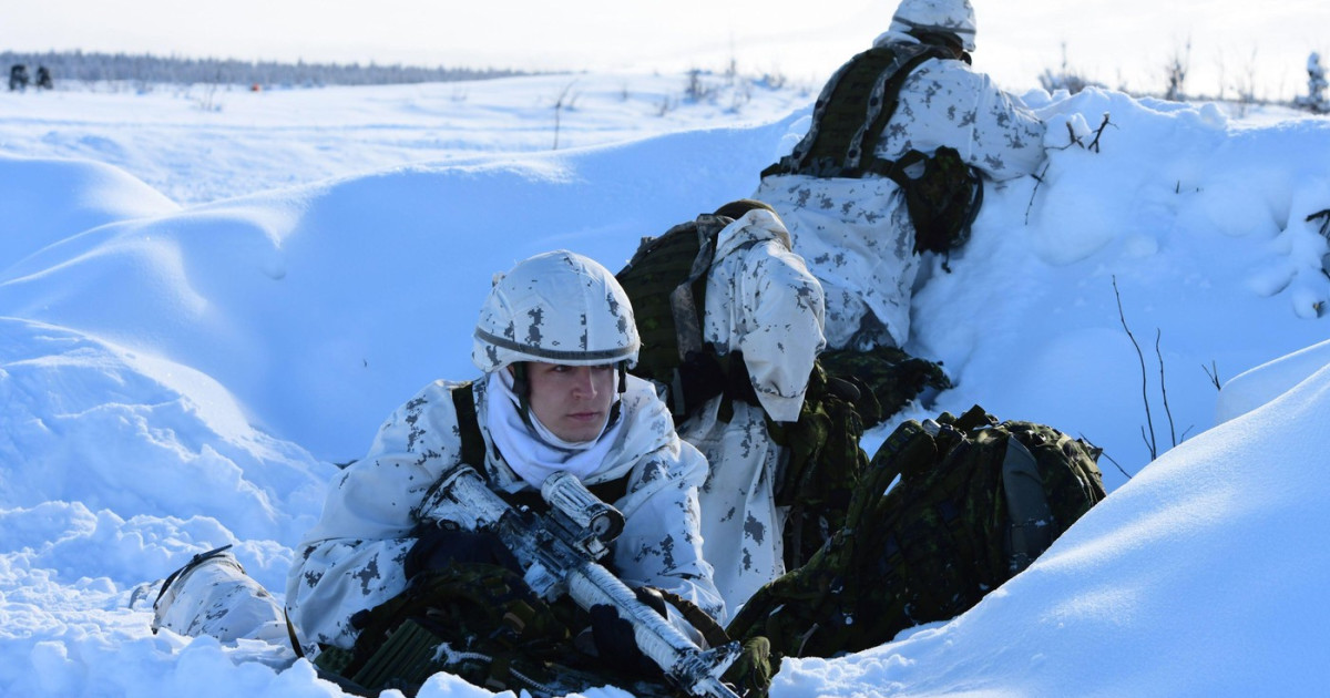 Canadian Rangers pe snowmobile traversează teren înghețat în Arctica Canada, monitorizând schimbările climatice Arctica și condițiile extreme. | sursa foto: Digi24 Canadian Rangers pe snowmobile traversează teren înghețat în Arctica Canada, monitorizând schimbările climatice Arctica și condițiile extreme. | sursa foto: Digi24