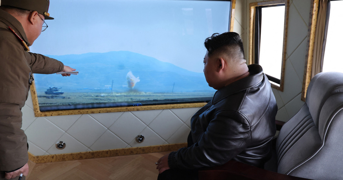 Unități militare nord-coreene lansând rachete balistice și artilerie de rază lungă în timpul exercițiului militar Coreea de Nord exercițiu militar, rachete balistice, artilerie rază lungă | sursa foto: Digi24 Unități militare nord-coreene lansând rachete balistice și artilerie de rază lungă în timpul exercițiului militar Coreea de Nord exercițiu militar, rachete balistice, artilerie rază lungă | sursa foto: Digi24