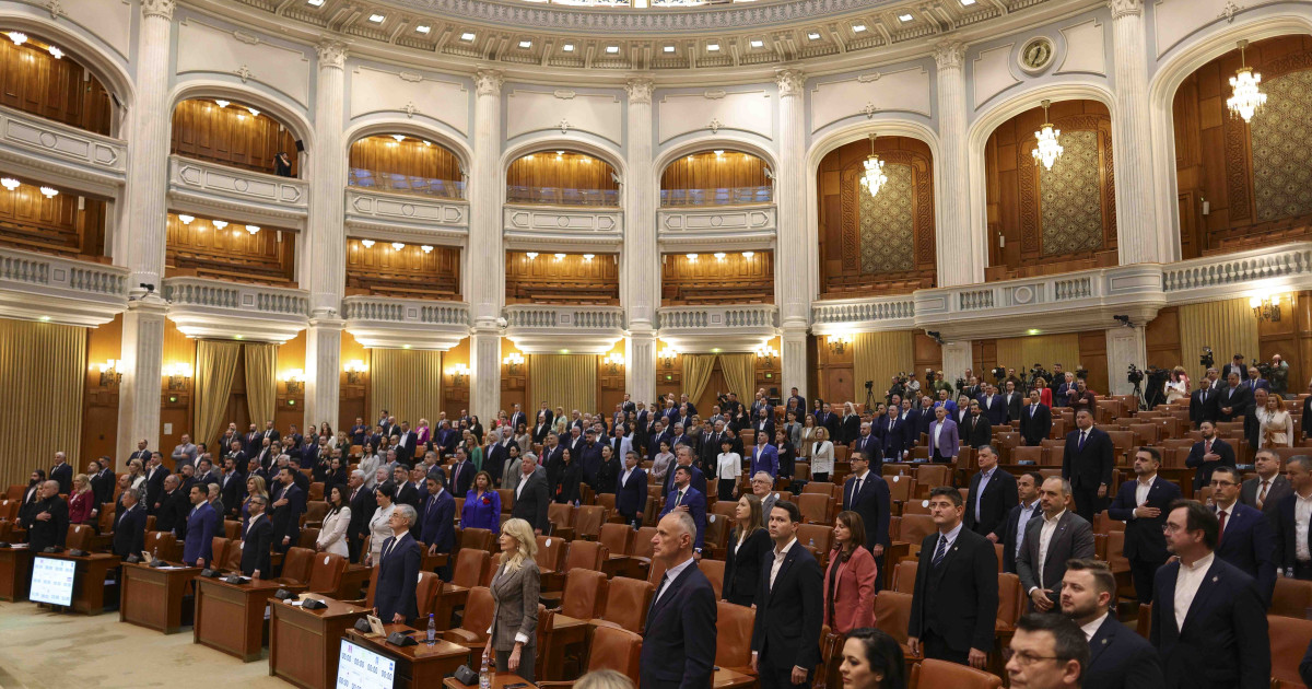 Parlamentari români dezbătând în plen criza politică România și influența partidului AUR asupra relațiilor Ucraina România. | sursa foto: Digi24 Parlamentari români dezbătând în plen criza politică România și influența partidului AUR asupra relațiilor Ucraina România. | sursa foto: Digi24